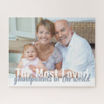 Puzzle Les grands-parents les plus aimés Photo personnali<br><div class="desc">Créez votre propre puzzle photo avec l'une de vos photos préférées. La typographie moderne surdimensionnée est entièrement modifiable et se lit actuellement "Les grands-parents les plus aimés dans le monde". Le modèle photo est prêt pour vous à ajouter votre photo,  qui est affichée au format paysage.</div>