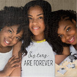 Puzzle Les Soeurs sont pour toujours une photo personnali<br><div class="desc">Les soeurs modernes sont Forever conception puzzle fait un grand cadeau. Ajoutez facilement votre propre photo de vos soeurs, de vos beaux-soeurs ou de n'importe quel membre de votre famille. Le texte amusant que vous voyez peut également être customisé par vous pour répondre à vos besoins. Un design amusant et...</div>