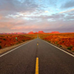 Puzzle Lever du soleil à Forrest Gump Point<br><div class="desc">Ce puzzle élégant présente la première lumière venant à l'horizon près de Monument Valley,  à l'endroit emblématique où Forrest Gump s'est arrêté de courir. Toutes les photographies ont été prises sur place par le vendeur. Tous droits réservés.</div>