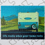 Puzzle Life Rocks Quand Votre Maison Roule Camper Vintage<br><div class="desc">Une remorque de camping vintage, qui se dirige vers les montagnes au loin, est le cadre de l'aventure sur la route. La remorque de camping RV amusante et rétro est bleu et crème blanc avec des reflets de vert. Sous le camping-car se trouve un modèle qui dit : la vie...</div>