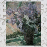 Puzzle Lilacs dans une fenêtre par Mary Cassatt, Art Vint<br><div class="desc">Un magnifique design floral pour la fête des mères. Lilacs in a Window (Vase de Lilas à la Fenêtre), (c. 1880) de Mary Cassatt est un impressionnisme vintage de beaux art floral peinture de la vie morte. Les branches florales sont en fleurs sur un rebord de fenêtre dans une serre...</div>