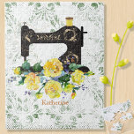 Puzzle Machine à coudre Vintage jaune personnalisée<br><div class="desc">Passez un moment agréable avec ce joli puzzle à thème couture imprimé avec une machine à coudre de style vintage noir sur un damas et un arrière - plan pointillé. Accentué par le monogramme et le nom que vous avez choisis et par un bouquet somptueux de fleurs de ranunculus jaunes....</div>