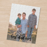 Puzzle Meilleur Papa Jamais Personnalisé Photo Vertical S<br><div class="desc">Créez un souvenir amusant pour votre père en ajoutant votre propre photo verticale à un puzzle personnalisé avec "meilleur papa jamais" écrit en bas dans une police de script manuscrite noire moderne. Un cadeau parfait pour la Fête des pères. Si vous avez des problèmes avec le placement ou le dimensionnement...</div>