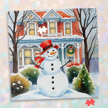 Puzzle Mignonne bonhomme de neige en banlieue Noël<br><div class="desc">Une jolie aquarelle illustrant un bonhomme de neige devant une maison victorienne de banlieue dans un quartier douillet.</div>
