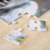 Puzzle Mignonne singe macaque de bébé mangeant de la bana (Côté)