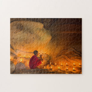 Puzzle Moine priant près d'un Bouddha
