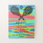 Puzzle Monogramme holographique couleur promposal de tenn<br><div class="desc">Conçu pour les amateurs de tennis. Design promposal unique customisé avec vos propres noms et messages texte. Icône moderne de deux raquettes de tennis et d'un ballon de tennis. "Je marquerais un as si vous étiez mon partenaire double pour le bal de fin d'année" Une façon amusante de demander à...</div>