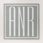 Puzzle Monogramme initial | Blanc sur gris clair<br><div class="desc">Classy, bold et moderne.</div>