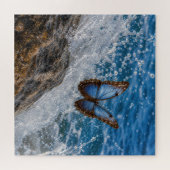 Puzzle Morpho commun papillon planant au-dessus d'un roch (Horizontal)