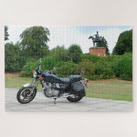 Puzzle Motocyclette de Suzuki devant la statue de (Horizontal)
