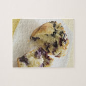 Puzzle Muffin bleuté ouvert sur une assiette blanche (Horizontal)