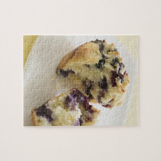 Puzzle Muffin bleuté ouvert sur une assiette blanche (Horizontal)