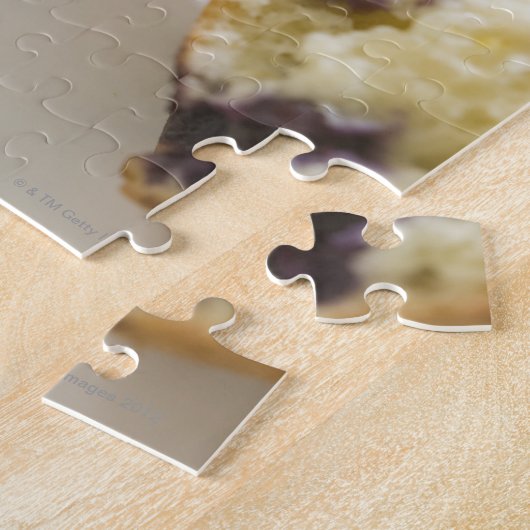 Puzzle Muffin bleuté ouvert sur une assiette blanche (Côté)