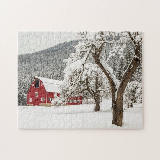 Puzzle Neige fraîche sur grange rouge (Horizontal)