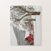 Puzzle Neige fraîche sur grange rouge (Vertical)