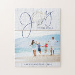 Puzzle Noël côtier Joy Seashell Holiday Photo<br><div class="desc">Ce Puzzle de photos de Noël de Noël de Côte, Nautique Joy Seashell présente un coquillage rustique comme le "o" en Joy sur un arrière - plan de bois blanc côtier, avec texte bleu de bord de mer. Facile d'ajouter votre photo et les détails pour une carte de Noël amusante!...</div>