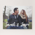 Puzzle Noms de couple personnalisés et photo personnalisé<br><div class="desc">Présentez nos noms de couple personnalisés et notre puzzle photo personnalisée, le cadeau parfait pour créer des souvenirs durables avec votre partenaire. Ce puzzle unique et réfléchi vous permet de le customiser avec vos noms et une photo spéciale qui a une valeur sentimentale. Que ce soit pour un anniversaire, un...</div>