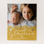 Puzzle Nous t'aimons Grand-mère Photo<br><div class="desc">Puzzle photo grand-mère personnalisée avec une photo de famille précieuse,  un design de bordure cardiaque jaune moutarde,  le dicton "nous t'aimons grand-mère",  et les noms des petits-enfants.</div>