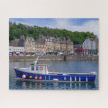 Puzzle Oban Port Scotland Pêche Bateau Sea Travel<br><div class="desc">Ce puzzle époustouflant présente le village historique traditionnel Oban en Écosse avec un bateau de pêche au premier plan #oban #scotland #fun #stockingstuffers #games</div>