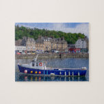 Puzzle Oban Port Scotland Pêche Bateau Sea Travel<br><div class="desc">Ce puzzle époustouflant présente le village historique traditionnel Oban en Écosse avec un bateau de pêche au premier plan #oban #scotland #fun #stockingstuffers #games</div>