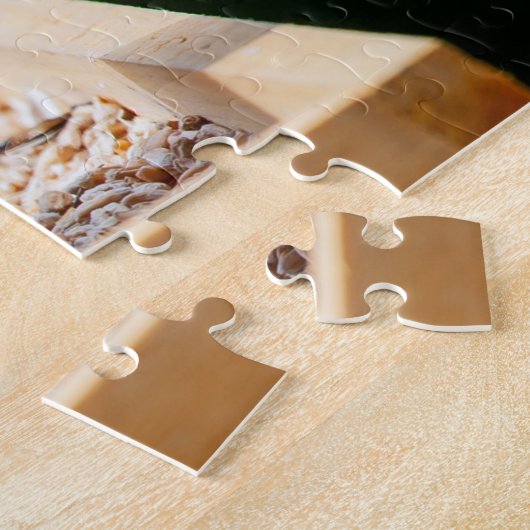 Puzzle Oiseau à plumes foncées mangeant de la noix de coc (Côté)