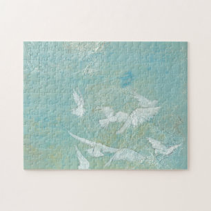 Puzzle Oiseaux blancs à travers le ciel bleu