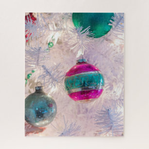 Puzzle Ornements vintages en brite brillant sur arbre bla