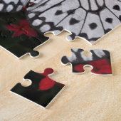 Puzzle Papillon noir et blanc sur Fleurs rouges (Côté)