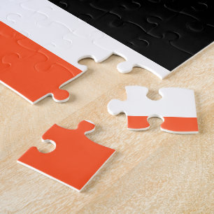 Puzzle Papillon orange frappant et fleurs sur noir