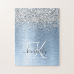 Puzzle Parties scintillant en argent brossé bleu Nom du m<br><div class="desc">Personnalisez facilement ce design de puzzle chic branché avec une jolie parties scintillant brillante en argent sur un arrière - plan métallique brossé bleu.</div>