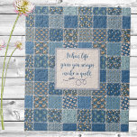 Puzzle Patchwork vintage Imprimer Dusty Blues Jigsaw Puzz<br><div class="desc">Personnalisez ce puzzle à motif mosaïque de style vintage avec votre propre texte pour un cadeau unique. Créé dans des tons de denim foncé et de blues poussiéreuses plus légères et de minuscules imprimés floraux blancs pour un look rustique avec des détails de couture en zig-zag. Un produit sucré pour...</div>