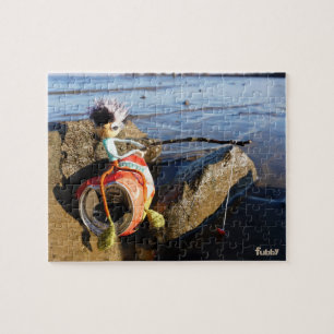 Puzzle Pêcheur Fubby sur une canette en bord d'eau.