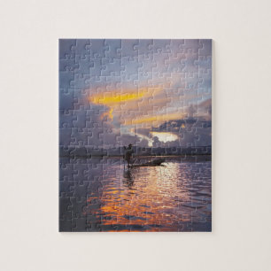 Puzzle Pêcheur Intha pêchant au filet avec un bateau à ra