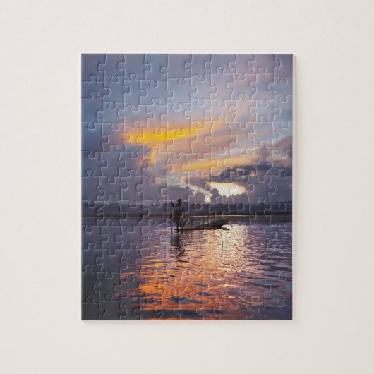 Puzzle Pêcheur Intha pêchant au filet avec un bateau à ra (Vertical)