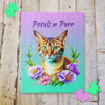 Puzzle Pétales et Purr Cute Chat et jolies Fleurs<br><div class="desc">Jolie aquarelle style art de l'air avec un mignon chat tabby entouré de fleurs roses et violettes. Citation dessus dit,  "Pétales dans Purr".</div>
