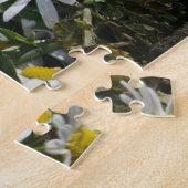 Puzzle Petit Chien blanc assis Jardin de fleurs blanches (Côté)