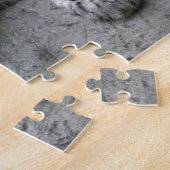 Puzzle Petit léopard des neiges de 4 mois drapé sur un ro (Côté)