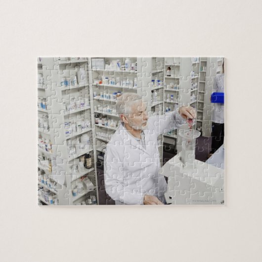 Puzzle Pharmaciens versant des pilules dans la machine à  (Horizontal)