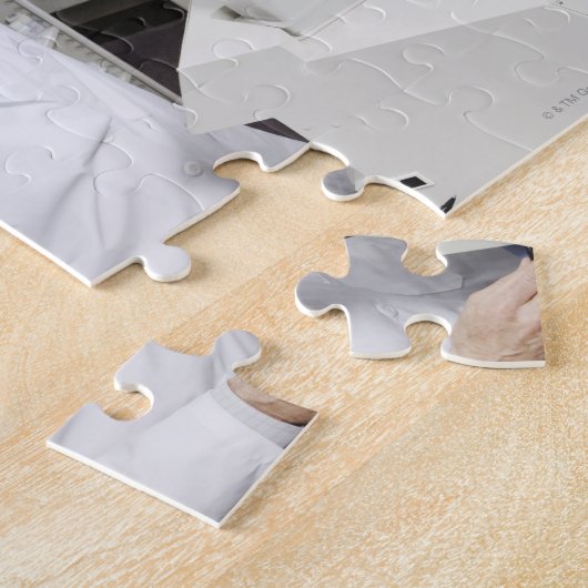 Puzzle Pharmaciens versant des pilules dans la machine à (Côté)