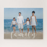 Puzzle Photo de famille personnalisée et nom Qualité pers<br><div class="desc">Ajoutez votre photo et votre texte pour créer un puzzle unique. Parfait pour les cadeaux d'anniversaire et de vacances.</div>