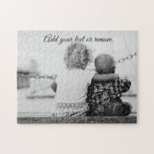 Photo de la petite soeur embrassant son petit frèr