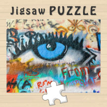 Photo d'Œil Bleu sur un Mur de Graffiti -