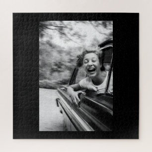 Puzzle Photo d'une fille heureuse souriante et s'amusant