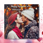 Puzzle Photo et noms personnalisés Heureuses Saintes-Vale<br><div class="desc">Ajoutez votre photo préférée de vous et de votre partenaire à ce puzzle romantique dans la zone personnalisée. Vous pouvez également ajouter un "salut de vacances,  vos noms et la date." Un cadeau romantique pour la Saint Valentin,  un anniversaire ou un mariage.</div>