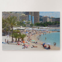 Photographie des gens sur la plage de Monte Carlo