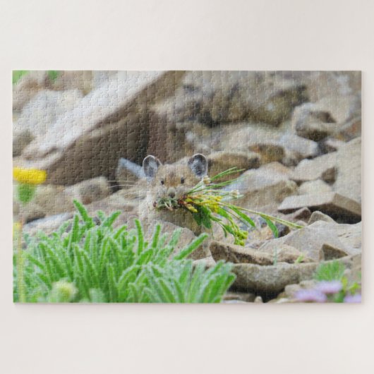 Puzzle Pika Tenant Des Feuilles Et Des Fleurs Dans La Bou (Horizontal)