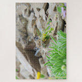 Puzzle Pika Tenant Des Feuilles Et Des Fleurs Dans La Bou (Vertical)