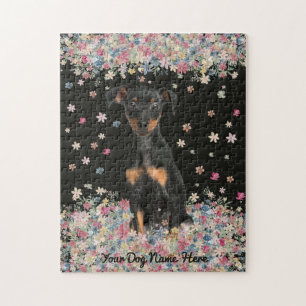 Puzzle Pinscher nain assis terre fleurie