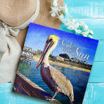 Puzzle Plage côtière Jetée Pélican Photo d'oiseau, trempe<br><div class="desc">"Trempez le soleil". Cet heureux pélican perché sur une balade surplombant une plage californienne crie "prêt pour les vacances". Passez agréablement le temps pendant que vous remontez aux brises chaudes de l'océan chaque fois que vous travaillez sur ce mignon puzzle pélican amical. Fait un grand cadeau pour quelqu'un spécial! Vient...</div>