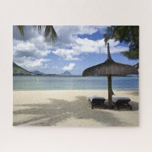 Puzzle Plage et parapluie blancs de sable